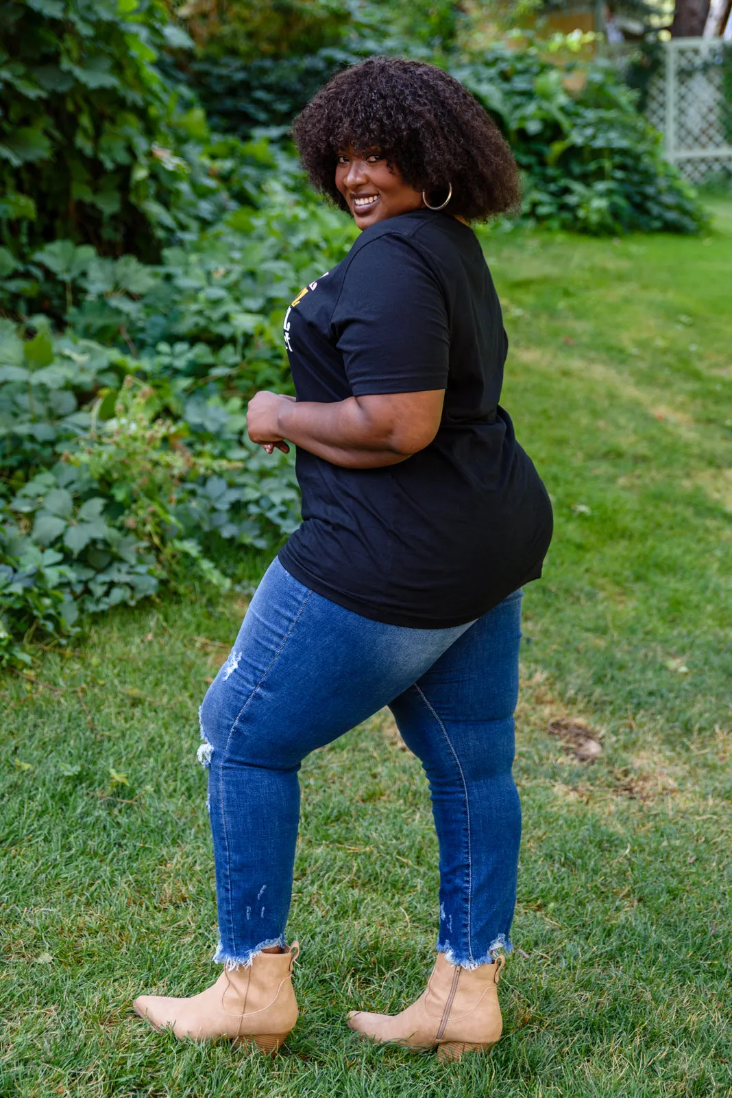 Grateful Heart Graphic T-Shirt In Black (Ships in 1-2 Weeks)