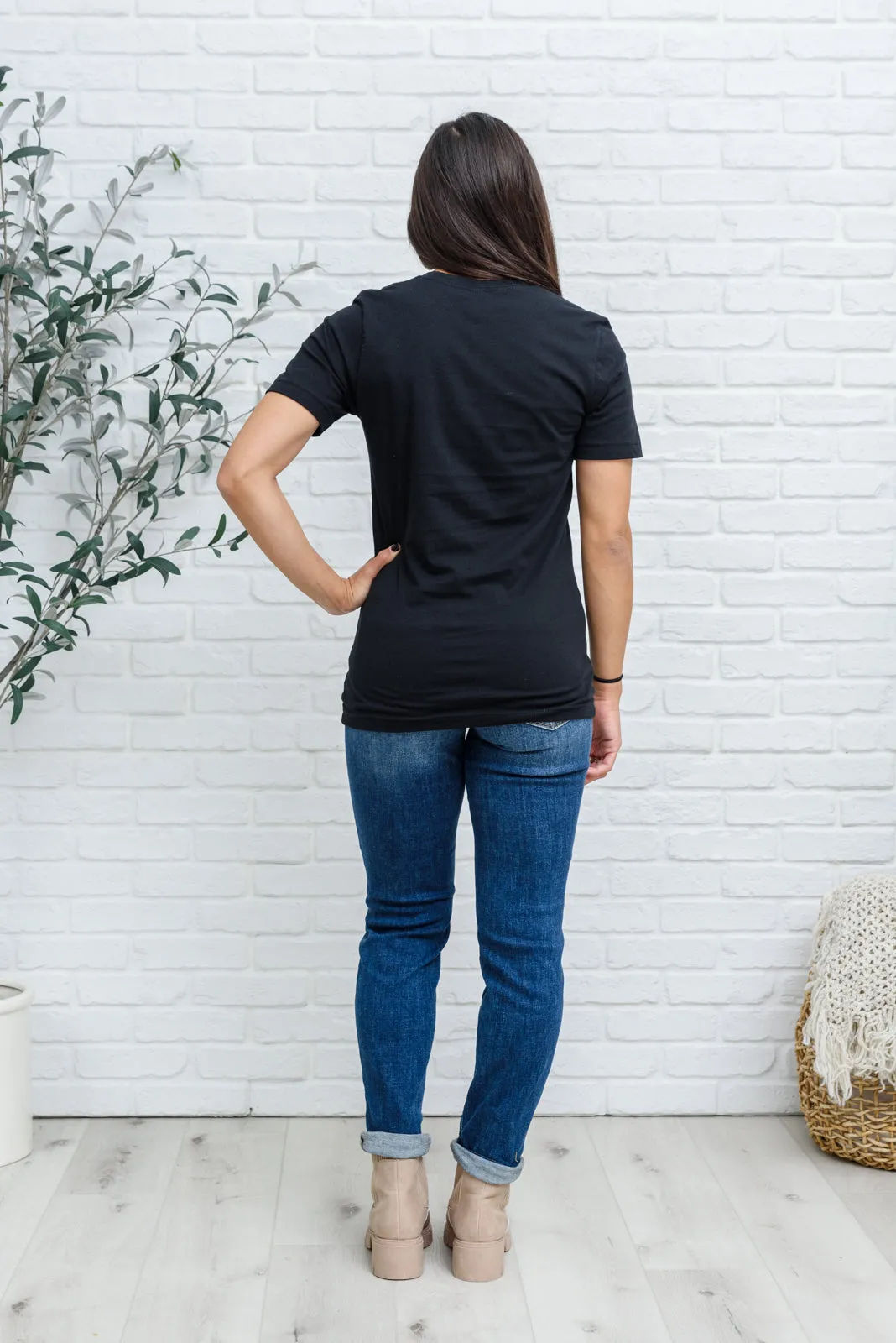 Grateful Heart Graphic T-Shirt In Black (Ships in 1-2 Weeks)