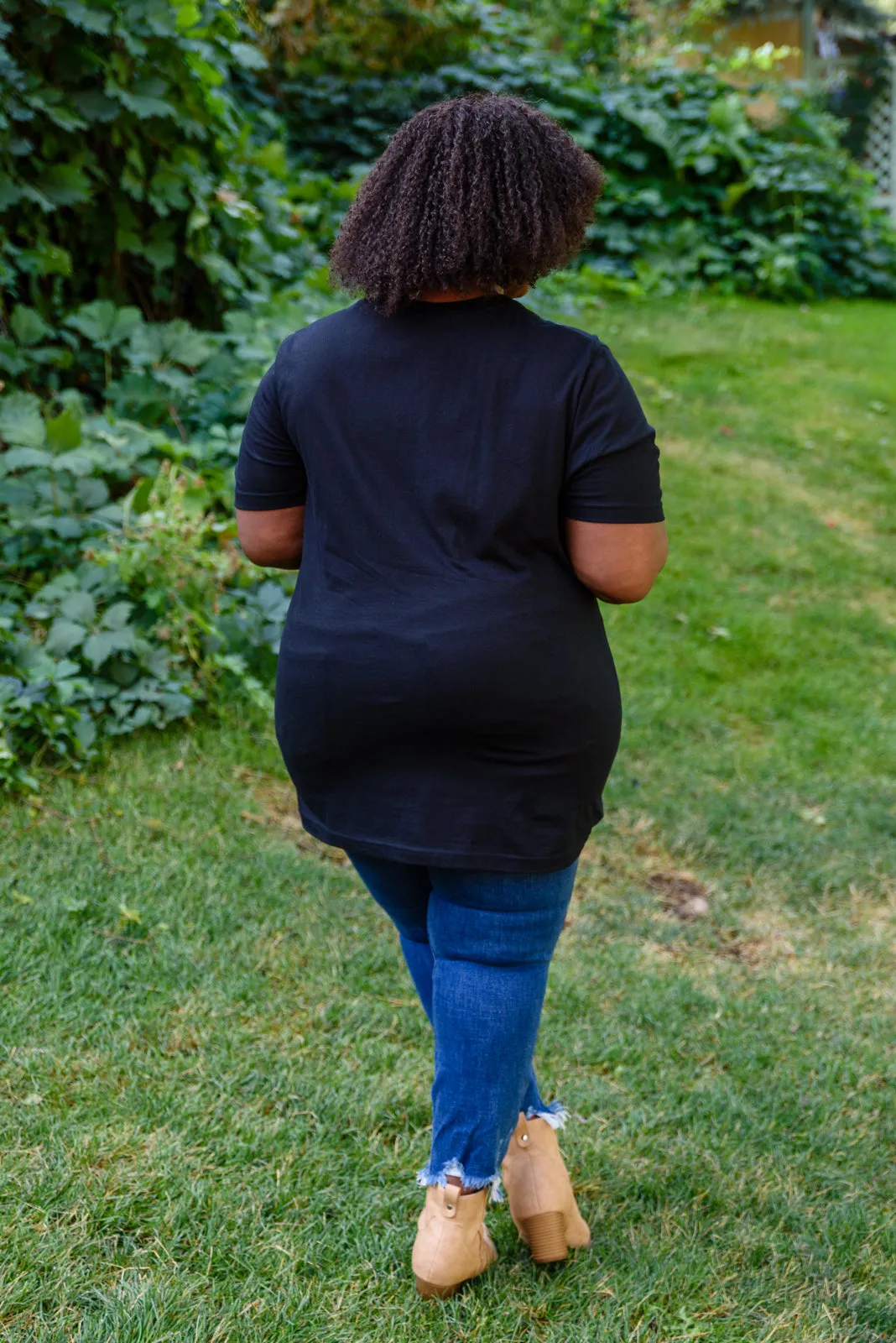 Grateful Heart Graphic T-Shirt In Black (Ships in 1-2 Weeks)