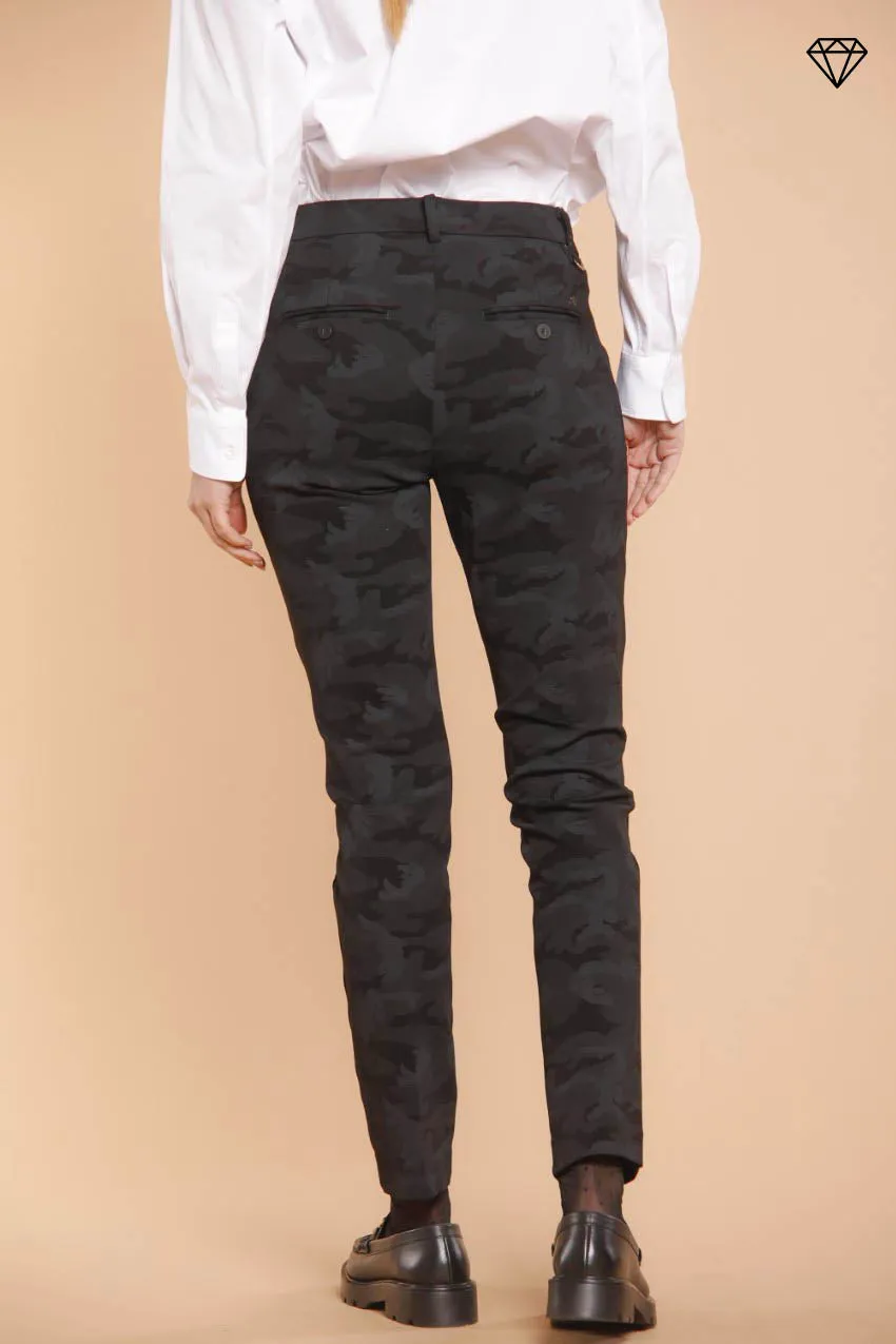 New York Slim women's chino pants in jersey with camouflage print ①