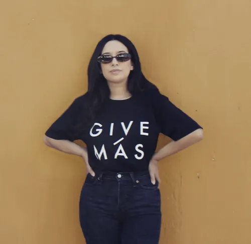UNISEX BLACK  GIVE MÁS TEE